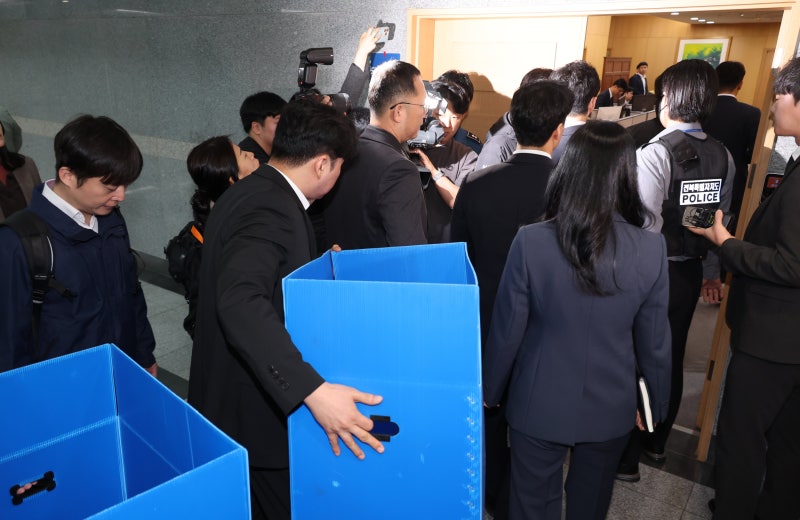 경찰, ‘대리비 살포 혐의’ 김관영 전북지사 집무실 압수수색
