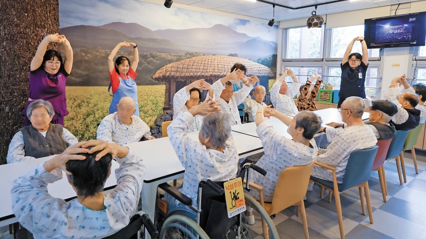 30일 오후 제주 제주시 제주의료원에서 환자들이 인지재활치료를 받고 있다./박성원 기자