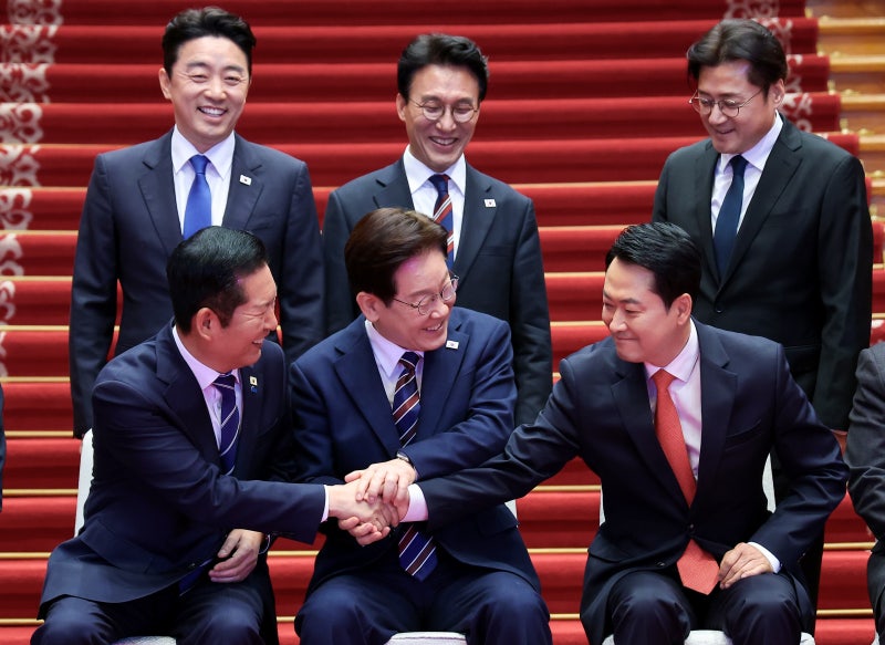 靑 오찬에 등장한 ‘대통령 연임제 개헌’