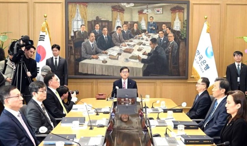 환율이 오르니 내 재산도 쑥쑥...'모럴 해저드' 논란 휩싸인 금통위 - 뉴스 썸네일 이미지