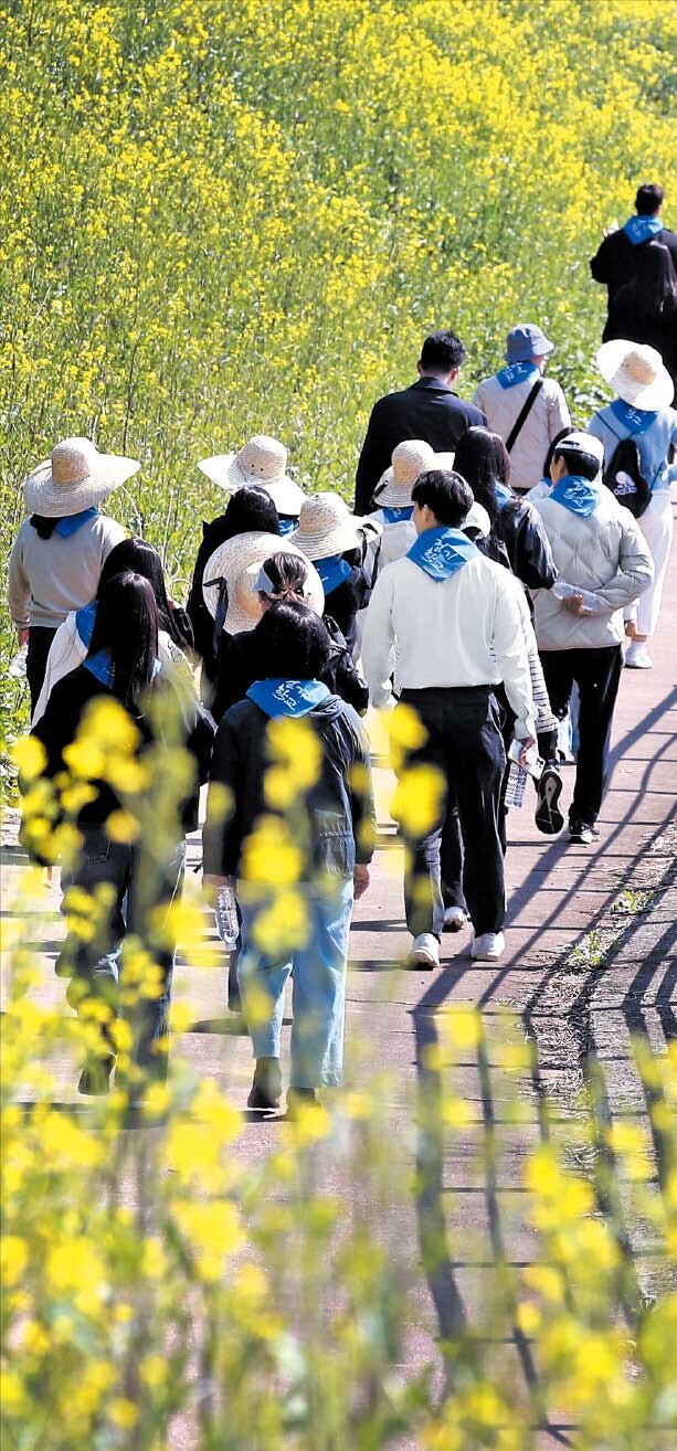 “주변에 평범한 어른만 있었어도…” 소년범들과 산책하는 법원 사람들