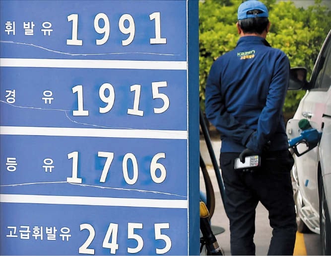 3차 석유 최고價 동결... 가격 산정 기준 ‘유명무실’