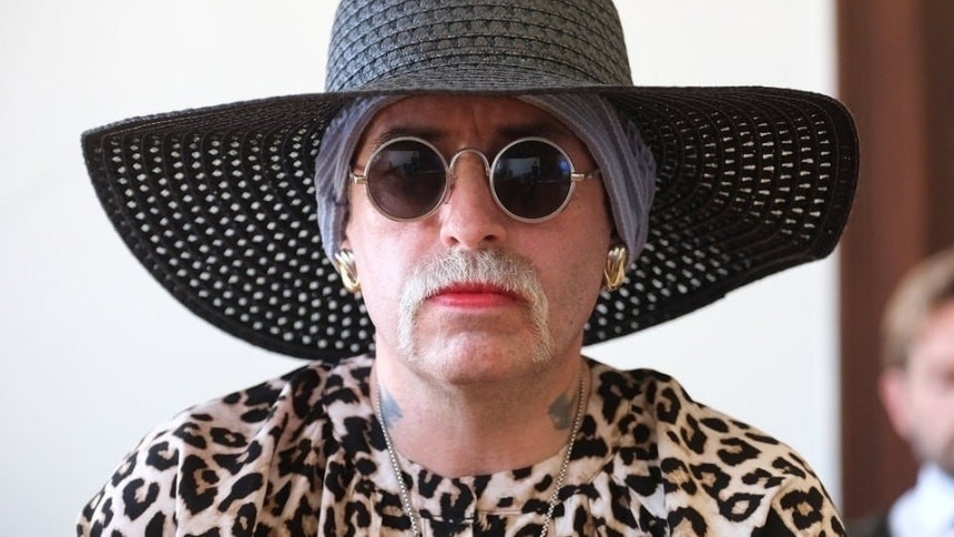 여성으로 성별을 바꾼 뒤 화장을 하고 다닌 독일 네오나치 활동가 스베냐 리비히. /X(옛 트위터)