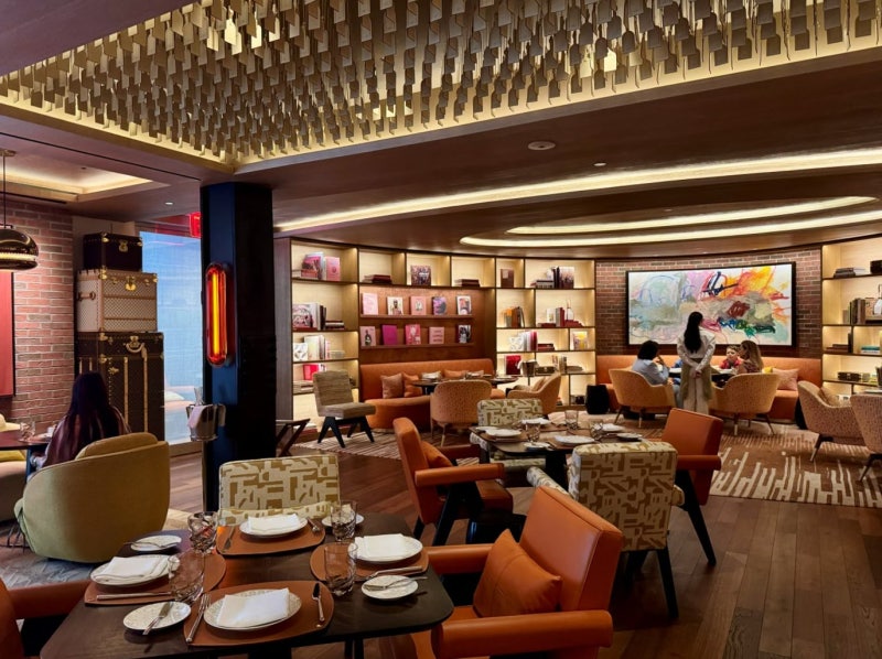 [박진배의 공간과 스타일] [335] 명품 매장  속 카페