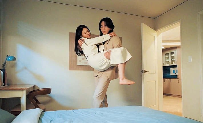 [TV조선] 두 사람 사이의 미묘한 감정