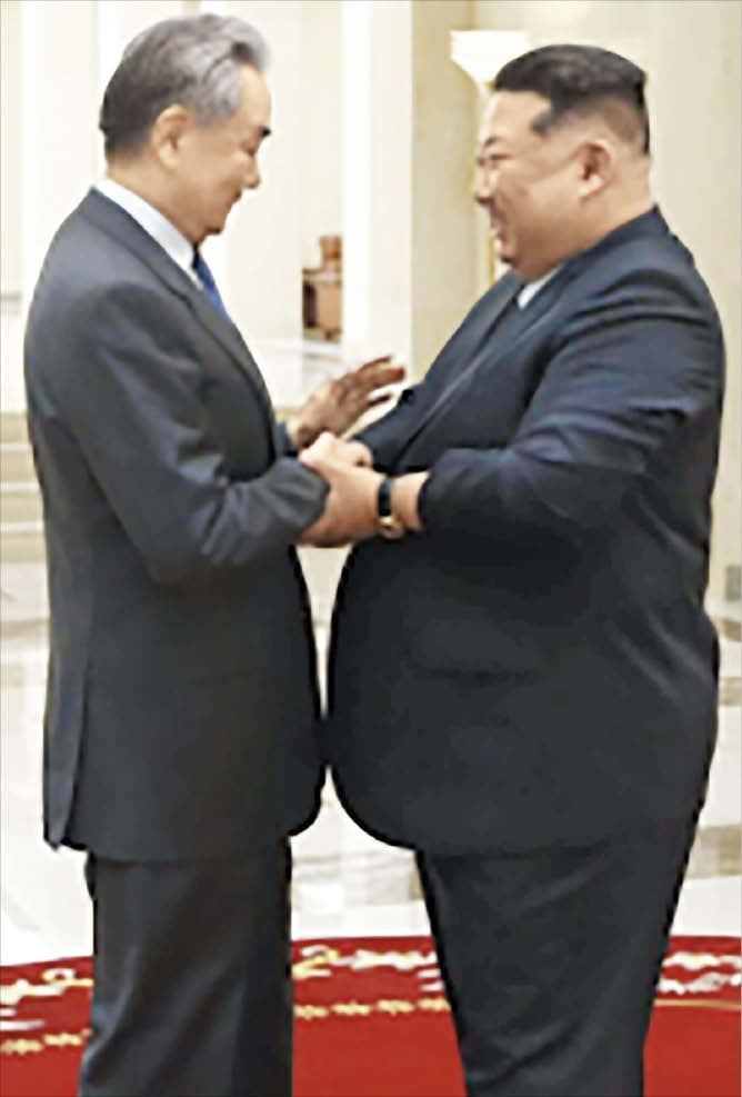 김정은, 中 왕이 만나 “고위급 교류와 전략적 소통 강화”
