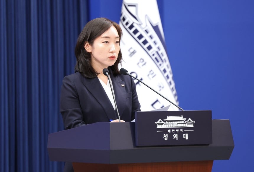 전은수 대변인이 12일 청와대 춘추관에서 비상경제 현안점검회의 관련 브리핑을 하고 있다. /뉴스1