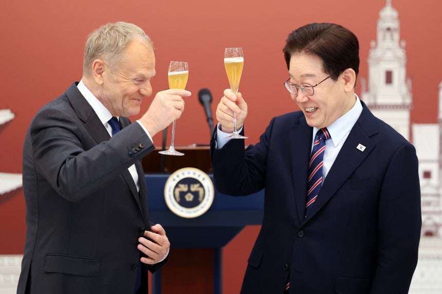 이재명 대통령과 도날드 투스크 폴란드 총리가 13일 청와대에서 열린 한-폴란드 공식오찬에서 건배하고 있다. /뉴시스