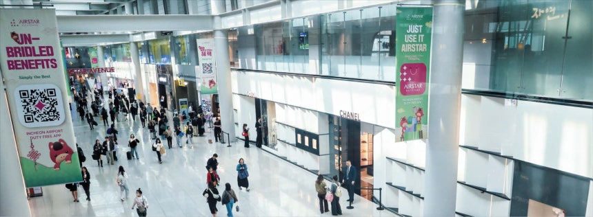 지난달 23일 인천국제공항 제1여객터미널 면세 구역을 여행객들이 걷고 있다.오는 17일 롯데면세점이 인천공항에 재입점하면서 3년 만에 면세점 4사가 다시 맞붙게 됐다./뉴스1