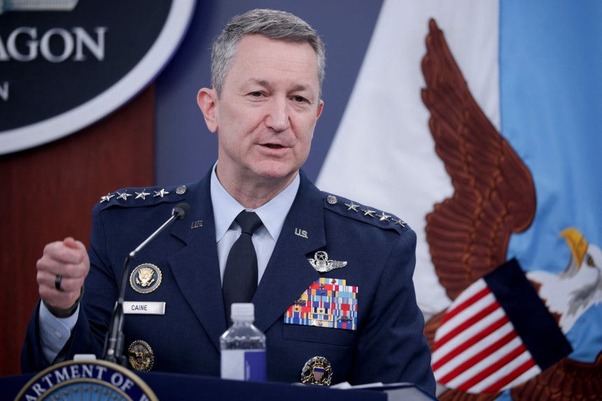 댄 케인 미 합참의장이 16일 워싱턴 DC 인근 펜타곤 청사에서 기자회견을 하고 있다./AFP 연합뉴스