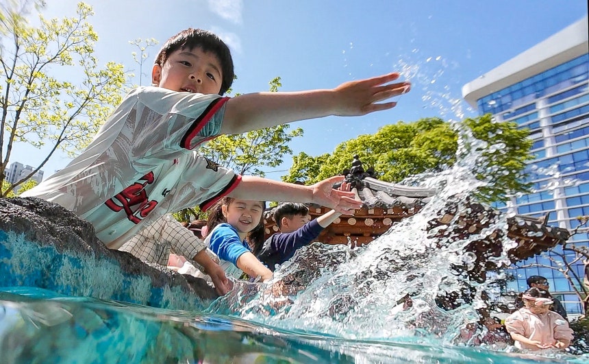 16일 광주 북구청 광장 분수대에서 아이들이 물장구를 치며 놀고 있는 모습.이날 전국 최고기온은 28도까지 올랐다.다음 주 중반까지 이상고온 현상이 나타나며 더운 날씨가 이어질 전망이다./김영근 기자