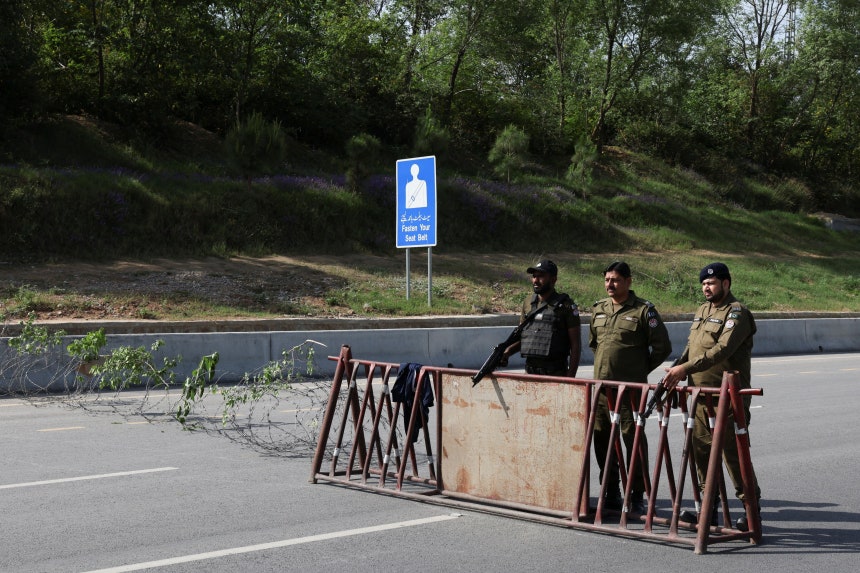 파키스탄이 이슬라마바드에서 미국과 이란의 2차 평화회담을 개최할 준비를 하는 가운데, 19일 파키스탄의 한 도로 보안 검문소에 경찰관들이 서 있다. /로이터 연합뉴스
