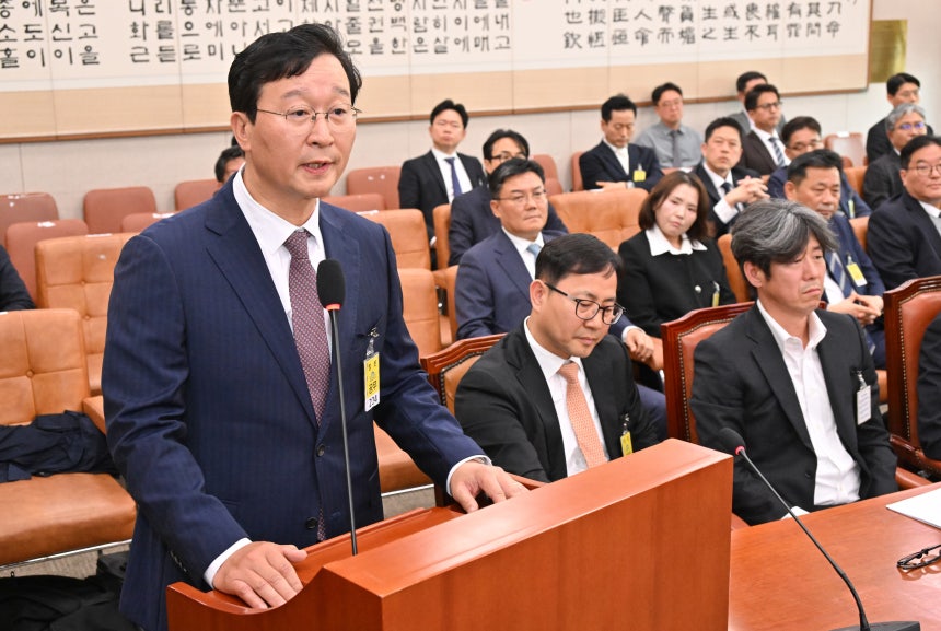 송경호 전 서울중앙지검장이 16일 서울 여의도 국회 '윤석열 정권 정치검찰 조작기소 의혹 사건 진상규명' 국정조사특별위원회에서 열린 대장동·위례 개발비리 및 김용 전 민주연구원 부원장 관련 의혹 사건에 대한 청문회에