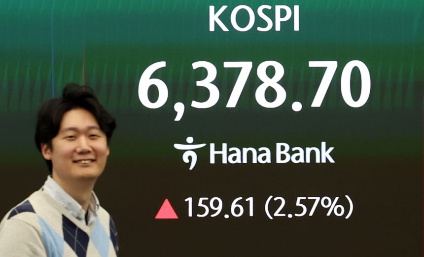 21일 오후 서울 중구 하나은행 딜링룸 전광판에 장중 코스피 지수가 표기돼 있다./뉴시스