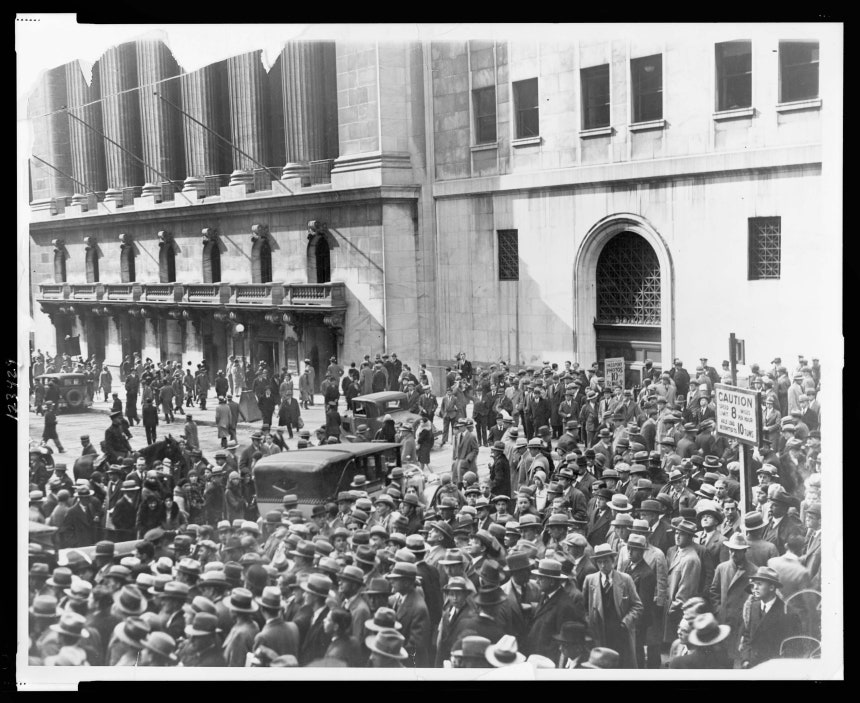 1929년 대폭락 직후,미국 뉴욕증권거래소 밖에 군중들이 모여든 모습/웅진지식하우스