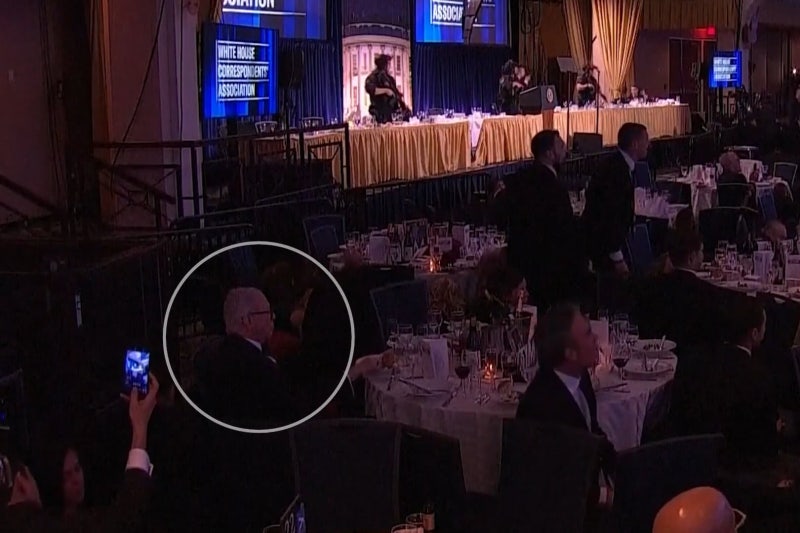 태연히 샐러드 먹고… 와인 슬쩍 챙기고… 총성 울린 워싱턴 만찬장의 간 큰 남녀