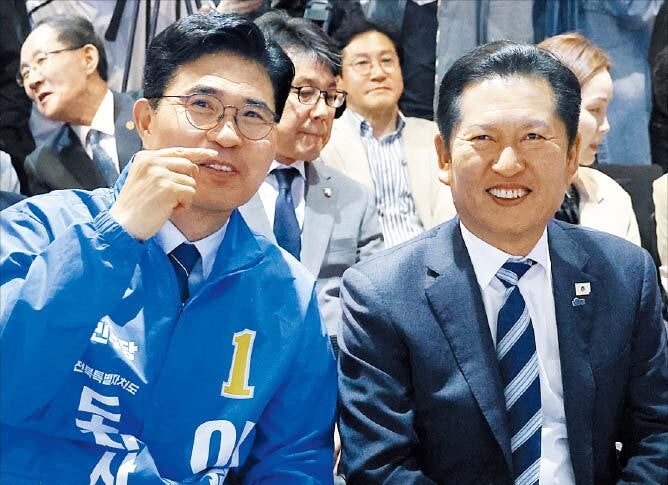 ‘술값 대납’ 논란 이원택 찾은 鄭… 맞은편에선 “사퇴하라” 집회