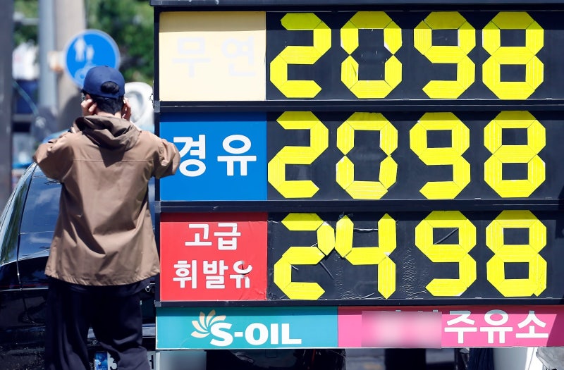UAE도 OPEC도 증산한다지만… 해협 꽉 막혀 ‘공염불’에 그쳐
