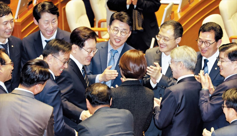 [논설실의 뉴스 읽기] 선거 후 李정부 흔들 3대 변수… 민주 全大, 공소 취소, 부동산세