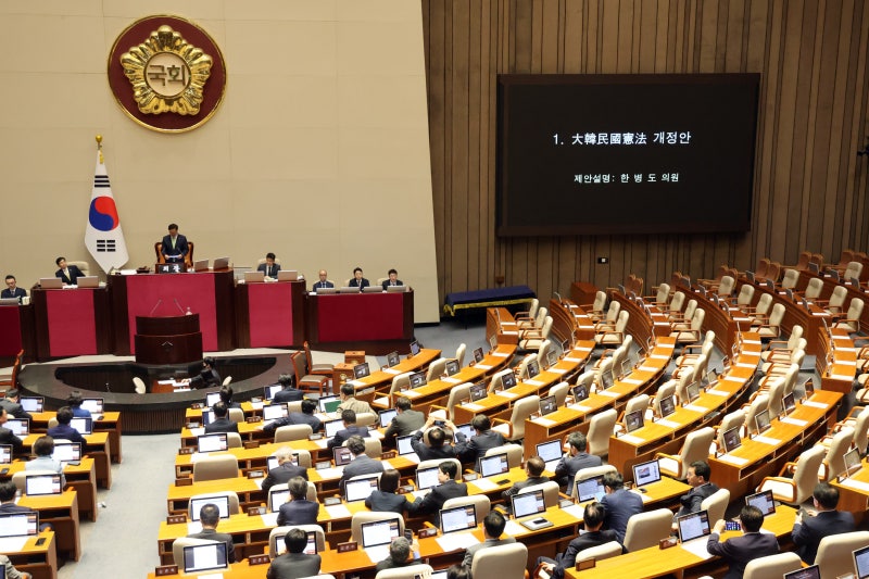 [사설] 혼자 북 치고 장구 치는 개헌, 반대하면 ‘내란 세력’이라니