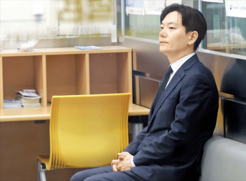 대검 민원실서 대기 중인 朴 검사 박상용 검사가 11일 서울 서초구 대검찰청 민원실에서 대기하고 있다.대검찰청 감찰위원회는 이날 박 검사에 대한 징계 안건을 심의했다./장련성 기자