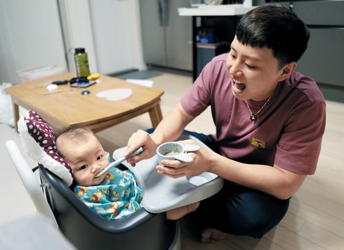 “아이는 엄마가 집에서 돌봐야” 이제는 옛말로