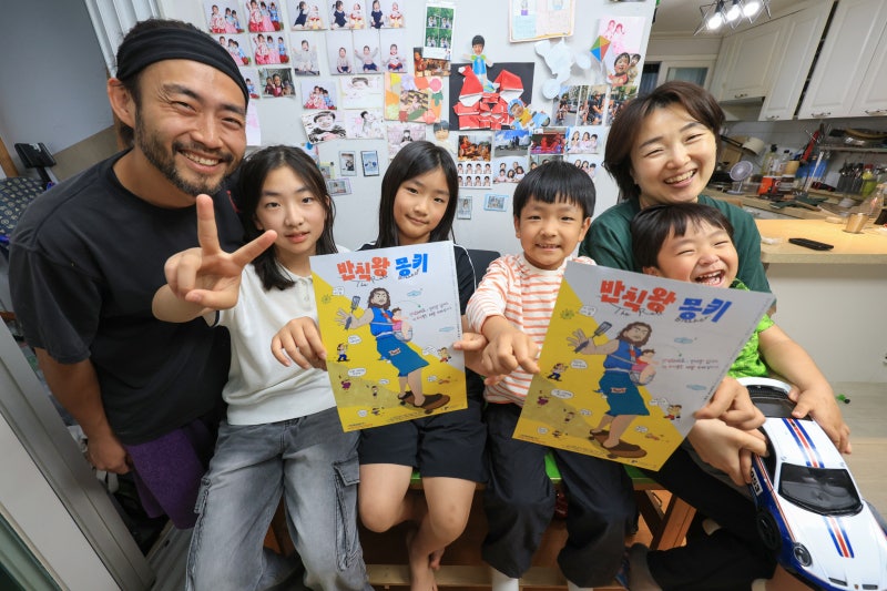 사직서 내고 ‘사남매’ 품으로… 아빠는 10년 차 ‘안사람’