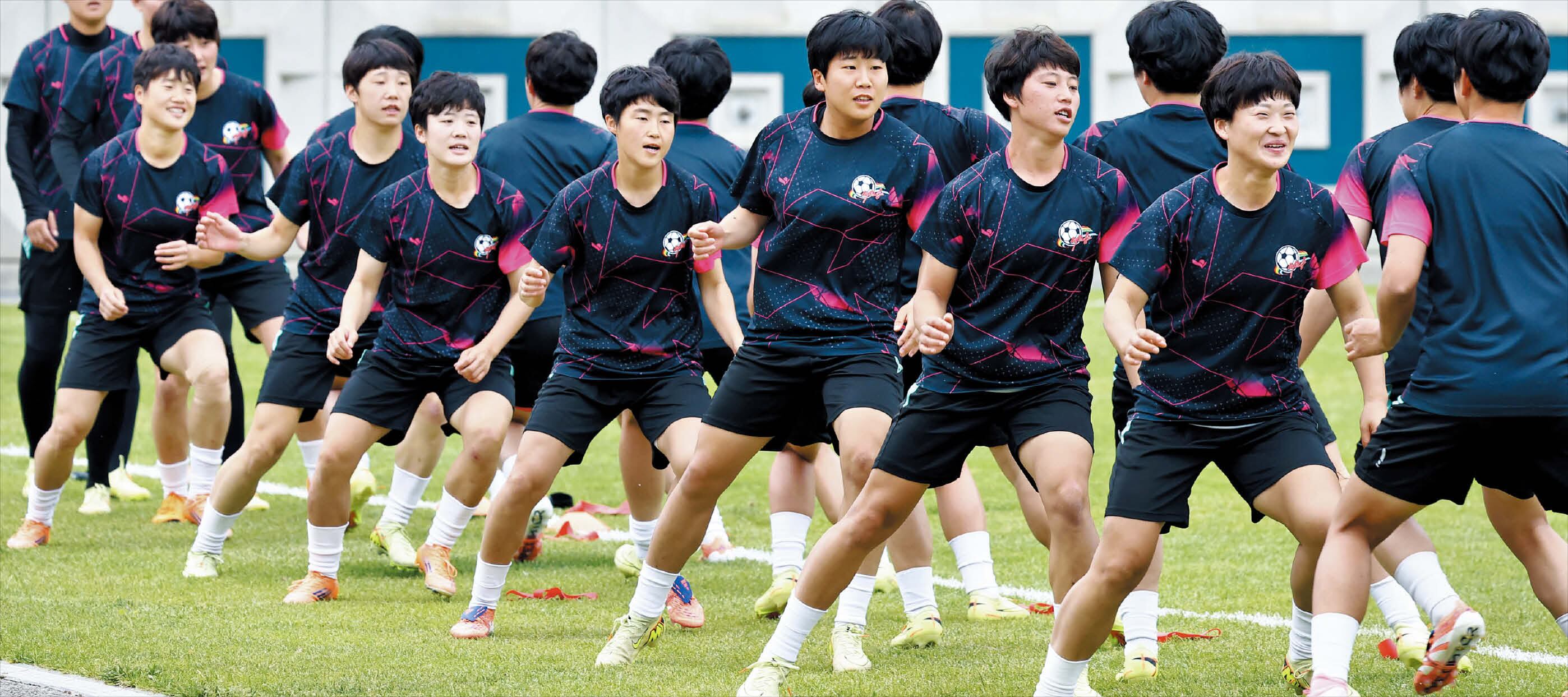 기자회견선 ‘냉랭’ 운동장에선 ‘박장대소’