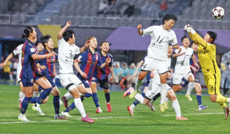 비바람 속 남북 축구…  더 큰 응원 받은 원정팀이 이겼다