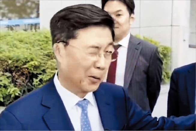 홍장원 "2차특검과 오해 풀어" 윙크... 특검은 "입장 들었을 뿐" - 뉴스 썸네일 이미지