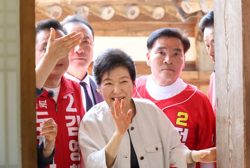 충청도 찾은 박근혜, 국힘 후보 지지 호소