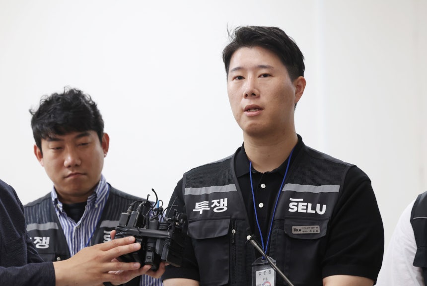 최승호(오른쪽) 삼성그룹 초기업노동조합 삼성전자지부(초기업노조) 위원장./뉴스1