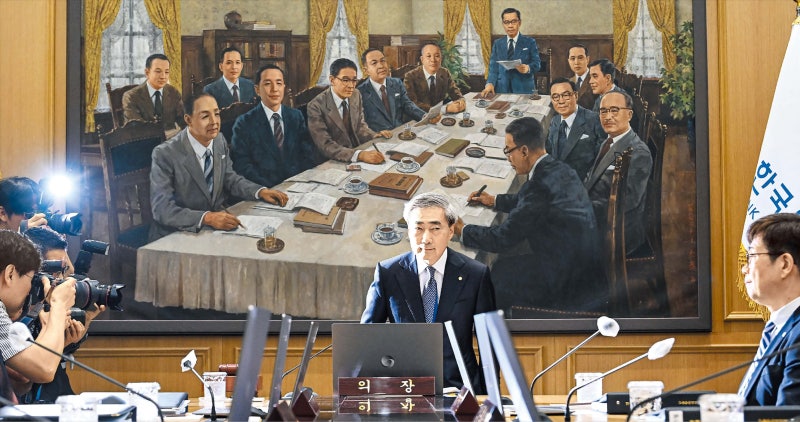 “이번에 올릴 수도 있었다” 금리 인상 못박은 한은 총재