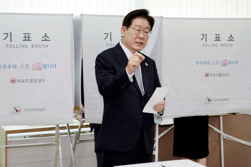 “도장 반만 찍혔는데 괜찮나” 李 투표지 노출 논란