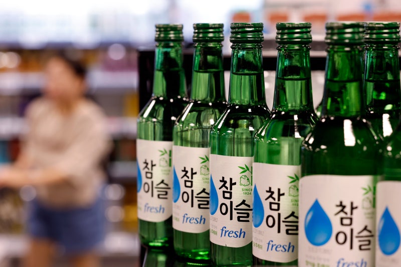 소주가 점점 물이 된다? 참이슬 15.7도로 도수 인하