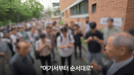 제9회 전국지방동시선거일인 3일 서울 송파구 잠실2동 제6투표소에서 투표용지가 부족해 투표가 중단되는 사태가 발생했다. 이에 일부 유권자들은 항의를 하는 모습을 보이기도 했다. /독자 제공