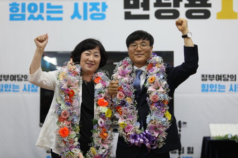 변광용 거제시장 3선 성공... 경남 첫 민주당 3선 단체장 - 뉴스 썸네일 이미지