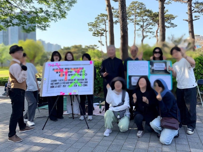 전쟁기념관 전시물 훼손 혐의로 검찰에 송치된 시민단체 관계자들이 훼손된 전시 패널 복제품과 손팻말을 들고 기념 촬영을 하고 있다. /한베평화재단 홈페이지