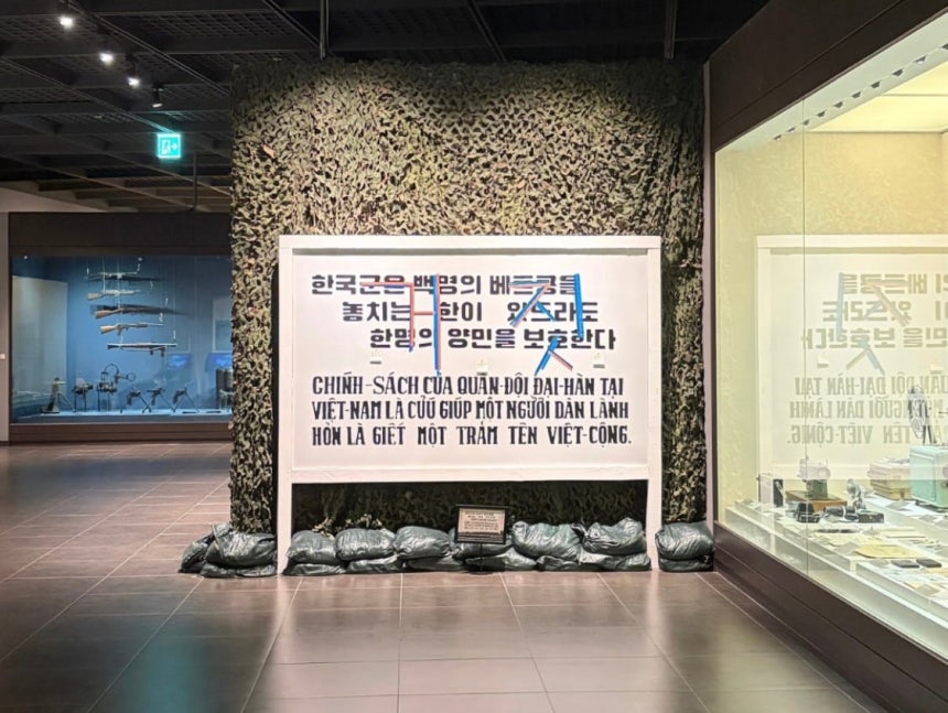 서울 용산구 전쟁기념관의 베트남전 전시 패널이 시민단체의 기습적인 스티커 부착으로 훼손된 모습. 채명신 주월 한국군사령관의 공식 작전 지침 문구 위로 테이프로 만든 ‘거짓’이라는 글자가 정상적인 관람을 방해하고 있다