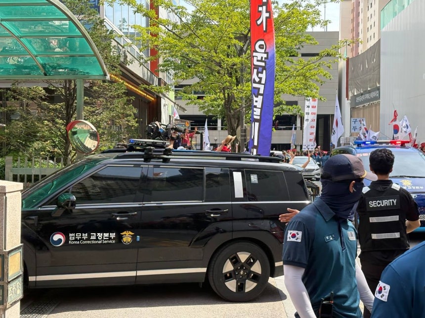 윤석열 전 대통령을 태운 법무부 교정본부 호송차량이 6일 경기 과천시 종합특검 사무실에 들어서고 있다./정동하 기자