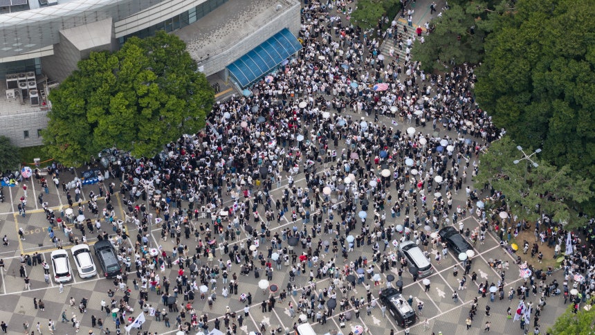 6·3 지방선거 투표용지 부족 사태에 반발한 시민들이 6일 서울 송파구 올림픽공원 핸드볼경기장 앞에서 재선거를 촉구하는 시위를 하고 있다./박상훈 기자
