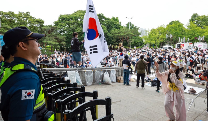 제9회 전국동시지방선거 투표용지 부족 사태에 반발한 시민들이 7일 서울 송파구 올림픽공원 핸드볼경기장 개표소 앞에 모여 재선거를 요구하는 구호를 외치고 있다. 2026.6.7 ⓒ 뉴스1 이호윤 기자