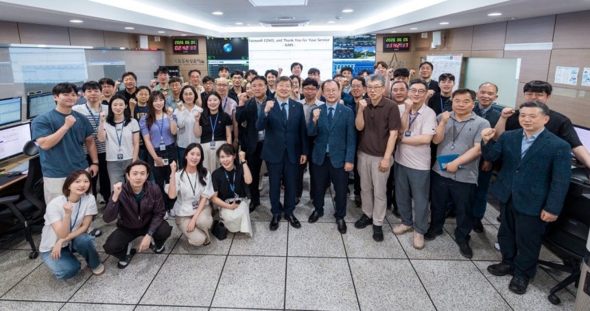 대전 한국항공우주연구원 정지궤도위성관제실에서 연구원들이 폐기기동을 마치고 카메라 앞에 섰다./한국항공우주연구원