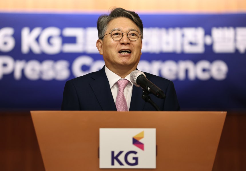 곽재선 KG그룹 회장이 9일 서울 여의도 T아트홀에서 열린 미래 전략 구상 및 가치 제고 설명 기자간담회에서 사업계획을 발표하고 있다./뉴스1