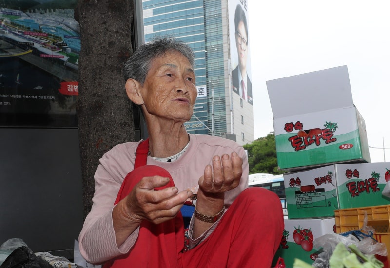 부산 북갑 국회의원 보궐선거에서 유튜브 스타된 찰밥 할머니