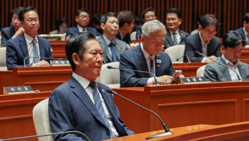 與 대변인 “<b>정청래</b> 대표 <b>거취</b> 의견 경청·<b>숙고</b>...분열 단정은 과도"