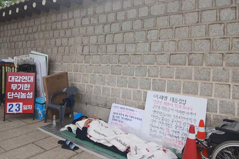 [단독] 청와대 앞 ‘노숙 단식’에 경복궁 훼손 우려…경찰, 관련 단체 수사 착수