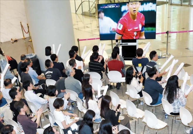 오전 10시 시작하는 월드컵 예선… 4대그룹 ‘근무 중 시청’ 대처법은