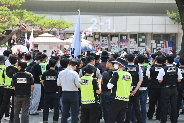 경찰, ‘잠실 개표소’ 핸드볼경기장 진입 시도…시위대와 대치