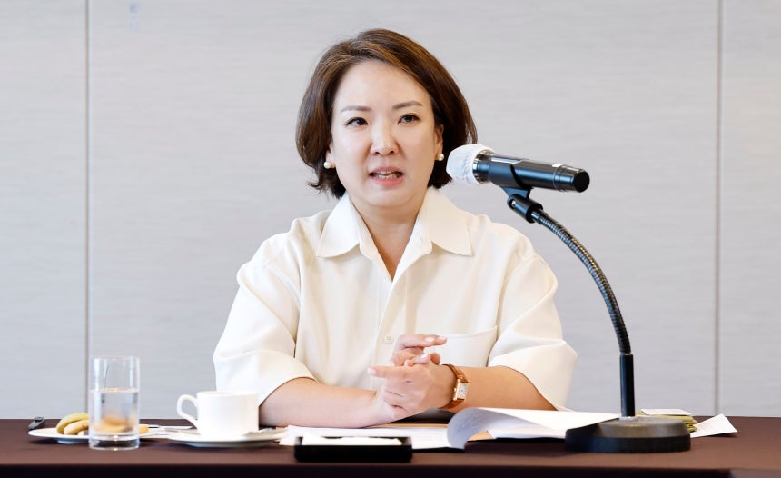 최현수 한국제지연합회장이 16일 서울 중구 한국프레스센터에서 열린 기자간담회에서 공정 지능화 등 제지산업의 미래 경쟁력 강화 방향을 제시하고 있다./뉴시스